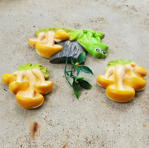 Chalkware Frog and Mushroom wall hanging - Picture 3 of 11